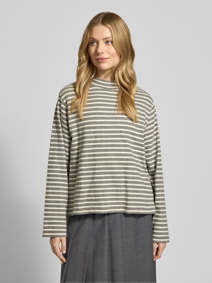 Modelka kobieca nosi Regular Fit Langarmshirt aus reiner Baumwolle od Marc O'Polo, szare paski, okrągły dekolt, cienka bawełna, widok z przodu, zdjęcie całej sylwetki.