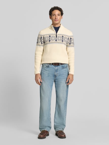 Männermodel trägt Norwegerpullover aus Woll-Mix mit Troyer-Kragen von RAGMAN, beige mit blauem Muster, Regular Fit, Ganzkörperansicht von vorne