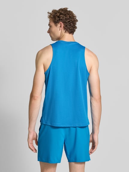 Männermodel trägt Regular Fit Top mit Logo-Print Modell 'Core' von ASICS TIGER in Blau, Textur glatt, Rundhalsausschnitt, Ganzkörperansicht Rückansicht.