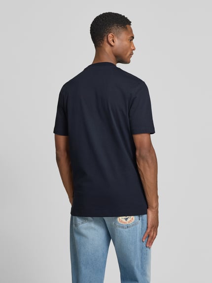 Męski model nosi Regular Fit T-Shirt aus reiner Baumwolle Modell 'C-THOMPSON 239' von BOSS, jednokolorowy, krój regular fit, nadruk z motywem, okrągły dekolt, krótki rękaw, dżersej, czysta bawełna, widok całej sylwetki z tyłu.