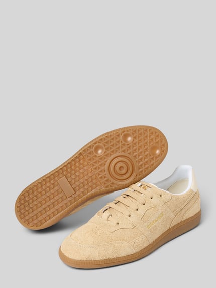 Produktfoto, sneakersy z zaokrąglonym kształtem w beżowym kolorze, wiązanie, detal z logo, fakturowana podeszwa, wysokość obcasa 3 cm, wysokość cholewki 8 cm, szerokość w rozmiarze 44: 10 cm, model 'Shaggy' od Hide&Jack.