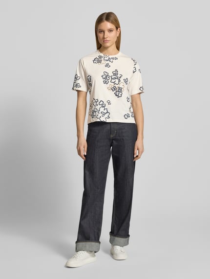 Vrouwenmodel draagt T-Shirt im Allover-Look mit Rundhalsausschnitt van JAKE*S STUDIO WOMAN, witte katoen, relaxed fit, bloemenprint, vooraanzicht volledige lichaamsopname.