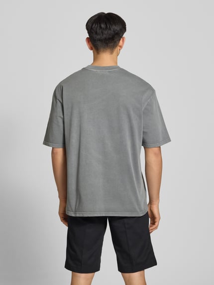 Männermodel trägt Oversized T-Shirt mit 1/2-Arm Modell 'Trebic' von Pegador, reine Baumwolle, Grau, Rückansicht, Ganzkörperansicht.