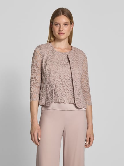 Frauenmodel trägt Blazer mit Spitze und 3/4-Arm von Vera Mont in Beige, Material-Mix mit Stretch-Anteil, Regular-Fit, Rundhalsausschnitt, Schlupf/offen, Rückenlänge 55 cm bei Größe 36, Ganzkörperansicht von vorne.