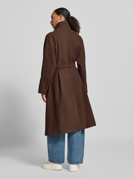 Frauenmodel trägt Mantel mit Bindegürtel von PIECES in Braun, strukturierte Optik, Longline, Zierknöpfe, Rückansicht, Ganzkörperansicht.