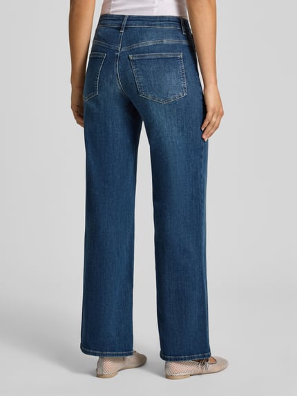 Frauenmodel trägt Wide & Loose Fit Jeans aus Baumwoll-Mix Modell 'MADISON' von ONLY in Dunkelblau mit sichtbaren Nähten, Ganzkörperansicht Rückansicht, Damen Wide & Loose Fit Jeans von ONLY.