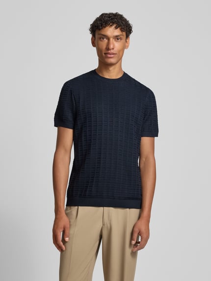 Mannenmodel draagt T-Shirt met Label-Detail Modell 'Theor' van JOOP! Collection, viscosemix, rechte fit, ronde hals, voorkant volledige lichaamsweergave.