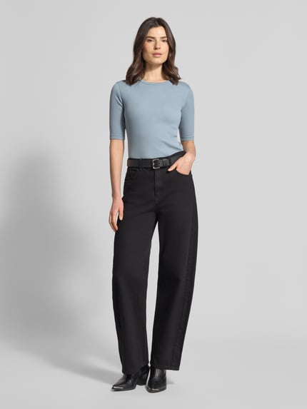 Modelka kobieca nosi Regular Fit Longsleeve mit Rundhalsausschnitt Modell 'Selay' od Drykorn, bawełna, wzór strukturalny, półrękaw, przód w pełnej sylwetce.