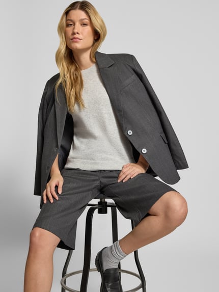 Frauenmodel trägt Strickpullover mit 1/2-Arm und Rundhalsausschnitt von Christian Berg Woman in Hellgrau, reine Baumwolle, Slim Fit, Ganzkörperansicht von vorne.
