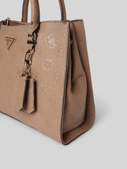 GUESS Handtasche mit Label-Anhänger Modell 'CRESIDIA SOCIETY' Taupe 2
