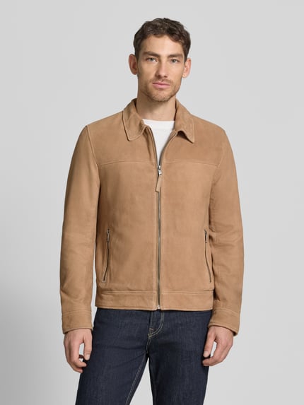 Männermodel trägt Lederjacke aus Schafsnubuk mit Reißverschluss Modell 'TRIVEN' von MAURITIUS, Regular-Fit, Umlegekragen, Reißverschlusstaschen, Ganzkörperansicht von vorne.