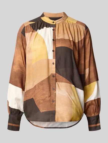 Produktfoto, Regular Fit Bluse aus Viskose im Allover-Look von Emily Van den Bergh in Braun-, Beige- und Gelbtönen, Stehkragen, reine Viskose, geometrisches Muster, Kontext: Rückenlänge 68 cm, Ärmellänge 61 cm bei Größe 36.