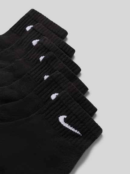 Produktfoto, czarne skarpety z białym logo, miękka tekstura, Socken aus Baumwoll-Mix im 6er-Pack von Nike, skarpety męskie