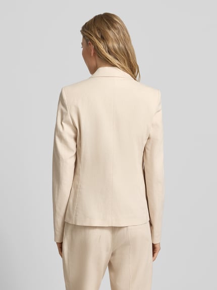 Frauenmodel trägt Regular Fit Blazer aus Leinen-Mix mit Paspeltaschen von Christian Berg Woman Selection in hellem Beige, Rückenansicht. Rückenlänge bei Größe 36: 60 cm, Brustweite: 46 cm, Ärmellänge: 60 cm, Leinen-Baumwoll-Anteil, Regular-Fit, Reverskragen, Paspeltaschen.