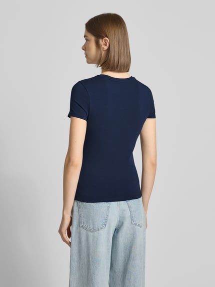 Vrouwenmodel draagt Slim Fit T-Shirt met Rundhalsausschnitt und Frankreich-Motiv van REVIEW in donkerblauw, katoenmix met stretch, slim fit, ruglengte bij maat S 53 cm, volledige lichaamsweergave achteraan