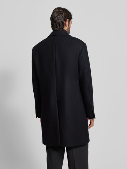 Männermodel trägt Mantel aus Woll-Mix mit Reverskragen Modell 'Richborne' von JOOP! Collection in Schwarz, gerader Schnitt, Ganzkörperansicht Rückansicht. Herren Mantel mit Stretch-Anteil, Pattentaschen, Knopfverschluss, Zweireiher, Rückenlänge 103 cm, Schulterbreite 47 cm, Brustweite 53 cm, Ärmellänge 67 cm.
