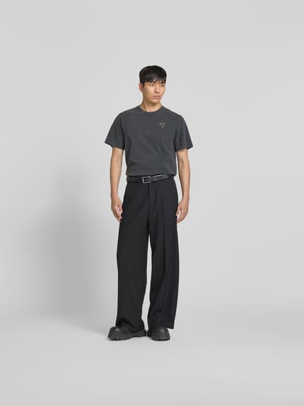 Männermodel trägt T-Shirt mit floralem Stitching von Forét, Herren T-Shirt aus Reine Baumwolle, Regular-Fit, Kurzärmelig, Rundhalsausschnitt, Rückenlänge 69 cm, Ganzkörperansicht von vorne.