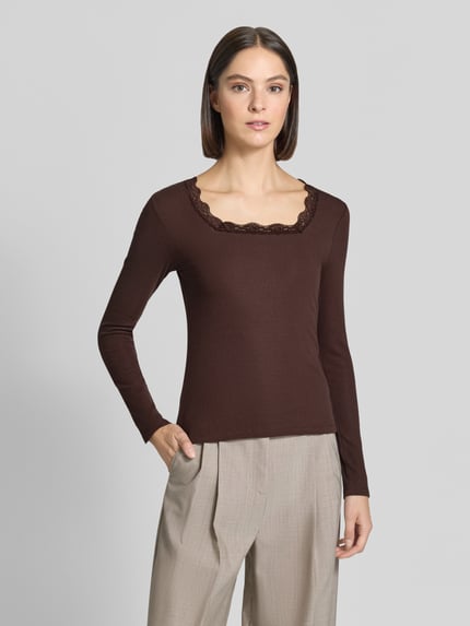 Frauenmodel trägt Slim Fit Langarmshirt aus Baumwoll-Mix von Jake*s Casual in Braun mit Spitzendetail am Ausschnitt, Ganzkörperansicht von vorne.