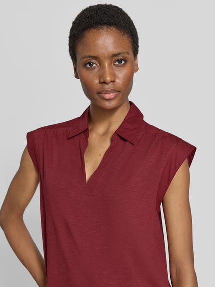 Frauenmodel trägt Gerades Freizeitkleid aus reiner Baumwolle von s.Oliver RED LABEL in Dunkelrot mit glatter Textur, Nahaufnahme Oberkörper.