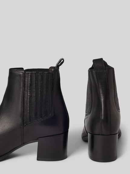 Produktfoto, schwarze Stiefeletten aus Leder mit Blockabsatz Modell 'CPH298' von Copenhagen, spitze Form, elastische Einsätze, glatte Struktur.