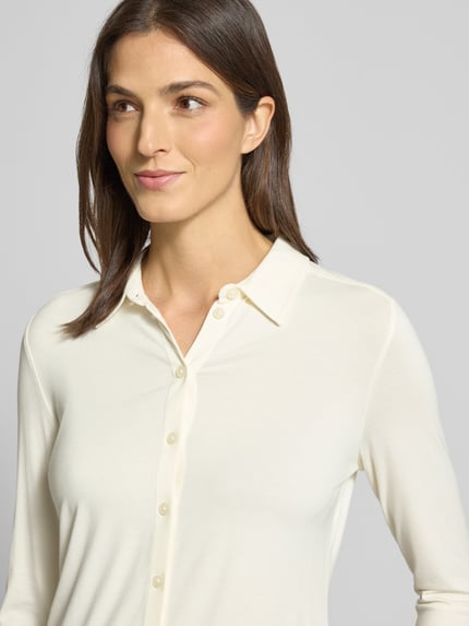 Vrouwenmodel draagt Hemdbluse aus Viskose-Mix mit Umlegekragen van Marc O’Polo, uni, lange mouwen, rechte pasvorm, Nahaufnahme bovenlichaam.