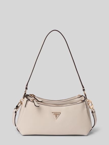Produktfoto, cremefarbene Handtasche mit Label-Applikation von Guess, Modell 'ECO NOELLE II', Hauptfach mit Reißverschluss, Strukturleder, goldfarbene Details, Breite 28 cm, Länge 14 cm, Tiefe 7 cm, Schulterriemen 113 cm.