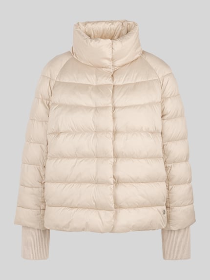 Produktfoto, Steppjacke mit Stehkragen und Label-Detail von Marc Cain in Creme, Regular Fit, sichtbare Eingrifftaschen, gesteppte Struktur