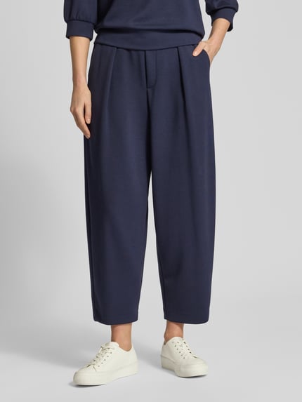 Frauenmodel trägt Sweatpants mit elastischem Bund von Rich & Royal, navyblau, lockerer Schnitt, Modal-Mix, Nahaufnahme Unterkörper.