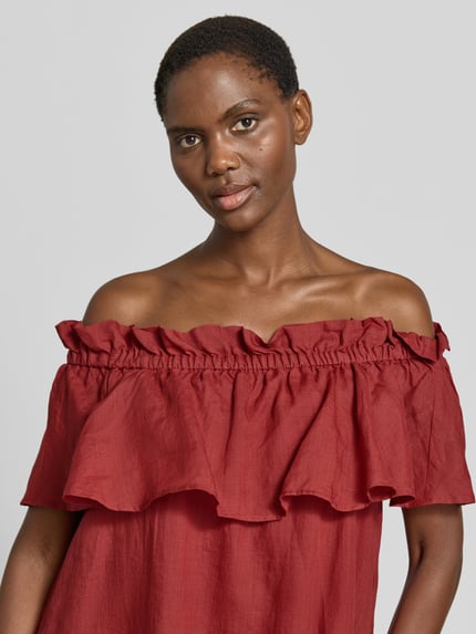 Frauenmodel trägt Figurumsielendes Kleid mit Carmen-Ausschnitt von Marc O'Polo, Optik: Unifarben, Volants, Nahaufnahme Oberkörper.