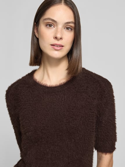 Kobiece model prezentuje Regular Fit Pullover aus Baumwoll-Mix od ROBE LÉGÈRE, brązowa, puszysta faktura, zbliżenie na górną część ciała