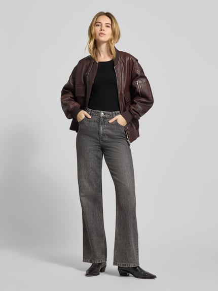 Frauenmodel trägt Longsleeve mit geripptem Rundhalsausschnitt von ZABAIONE im Slim Fit aus Baumwoll-Elasthan-Mix in Schwarz, Ganzkörperansicht von vorne.