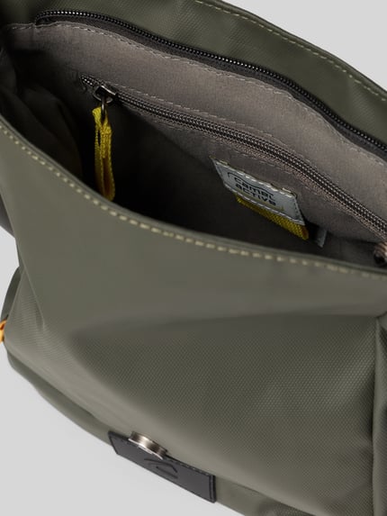Produktfoto, Heren schoudertas met statementprint Model 'EXPLORE' van camel active, hoofvak met overslag, verstelbare schouderband, ritsvak, olijfgroene kleur, stevige textuur, Breedte 24 cm, Lengte 26 cm, Diepte 7 cm, bandlengte 108 cm