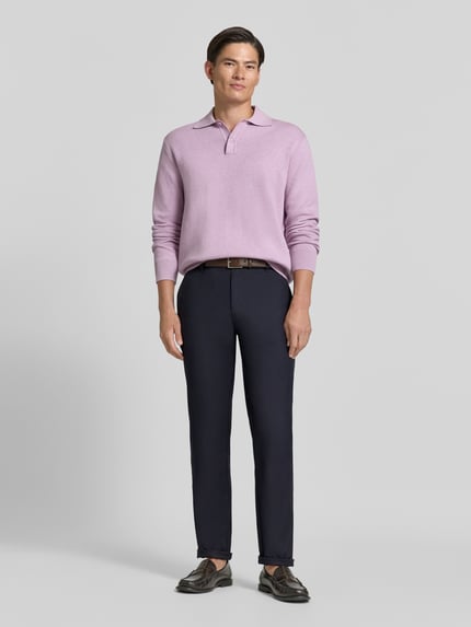 Männermodel trägt Straight Fit Hose mit Viskose-Anteil von Armani Exchange, dunkle Farbe, dezente Textur, Ganzkörperansicht von vorne, elastischer Material-Mix, Eingriff- und Gesäßtaschen, Knopf- und Reißverschluss, Bundweite 44 cm, Innenbeinlänge 84 cm.
