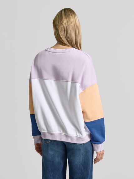 Frauenmodel trägt Relaxed Fit Sweatshirt aus Baumwoll-Mix - s.Oliver x Heidi Klum von s.Oliver RED LABEL, Pastelltöne, Ganzkörperansicht Rückansicht.