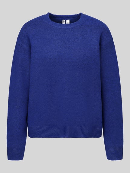 Produktfoto, leuchtend blauer Regular Fit Pullover mit Woll-Anteil Modell 'ALLY' von PIECES, feine Strickstruktur vor grauem Hintergrund