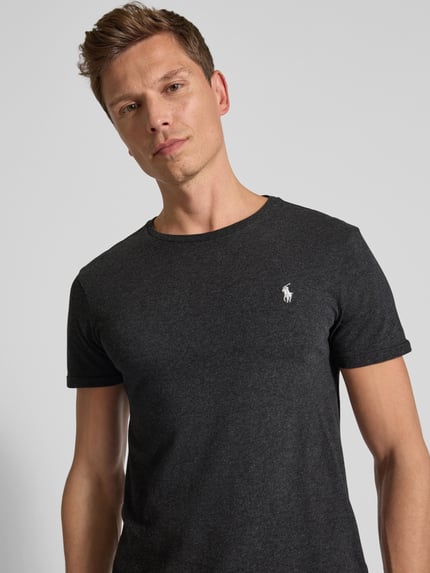 Männermodel trägt T-Shirt mit Logo-Stitching von Polo Ralph Lauren in Dunkelgrau, Reine Baumwolle, Gerade Passform, Rundhalsausschnitt, Nahaufnahme Oberkörper.