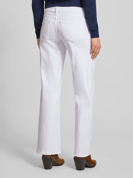 Frauenmodel trägt Wide Leg Jeans aus Baumwoll-Mix Modell 'JUDY-O' von Only in Weiß, unifarben, Denim-Struktur, Ganzkörperansicht Rückansicht.