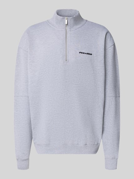 Produktfoto, hellgrauer Relaxed Fit Sweatshirt aus Baumwoll-Mix von PEGADOR mit Troyer-Kragen, Logo-Stickerei, Ziernähte und gerippten Abschlüssen.