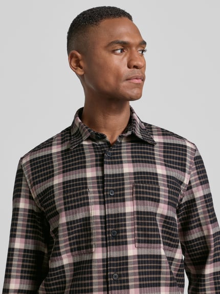Männermodel trägt Regular Fit Freizeithemd aus reiner Baumwolle von Marc O'Polo, Optik: Allover-Muster, Kentkragen, kariert, Nahaufnahme Oberkörper.