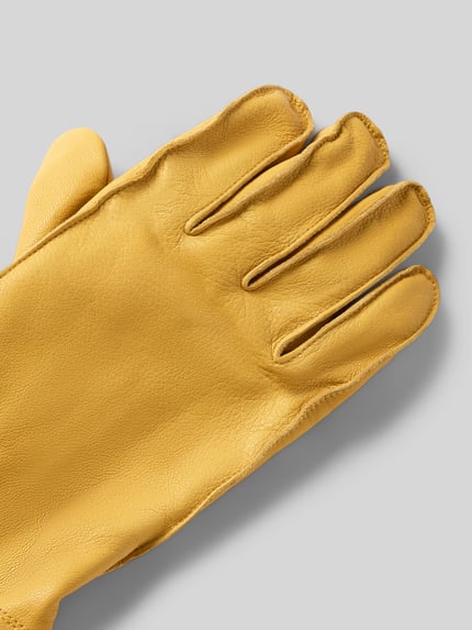 Productfoto, handschoenen uit echt leer Model 'Jon' van Hestra in geel met zichtbaar Labeldetail, Heren handschoenen.