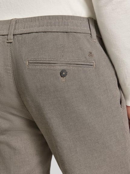 Männermodel trägt Regular Fit Schmale Hose aus Baumwoll-Mix Modell 'Stig Jogger' von Marc O'Polo, beiger Stoff, Nahaufnahme Gesäß, Herren Schmale Hose von Marc O'Polo