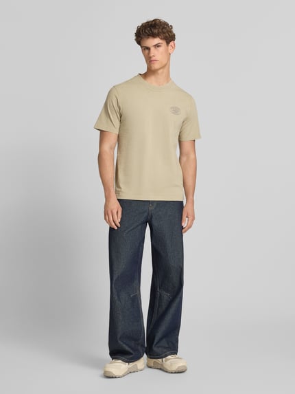 Männermodel trägt T-Shirt mit Label-Print Modell 'FELIX' von Jack & Jones Premium, regular fit, katoen, ronde hals, voorkant, full body.