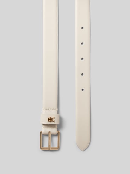 Produktfoto, Gürtel aus echtem Leder von Tommy Hilfiger, Optik: Unifarben in Creme, Dornschließe, Logo-Applikation aus Metall, Glattleder
