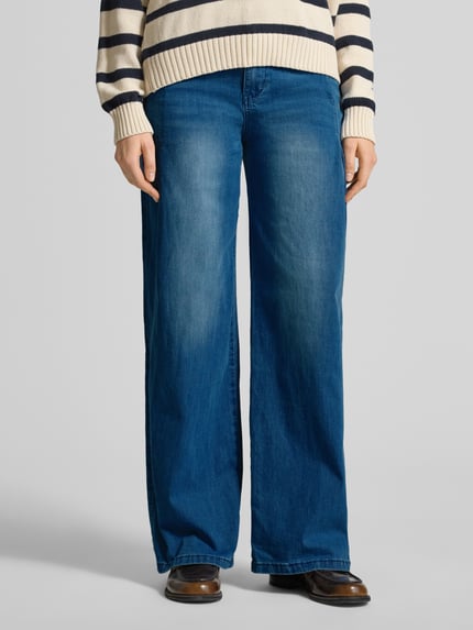 Frauenmodel trägt Wide Fit Jeans mit Lyocell-Viskose-Anteil von Buena Vista, 5-Pocket-Design, blauer Baumwoll-Mix, Knopf- und Reißverschluss, Damen Jeans, Ganzkörperansicht von vorne.