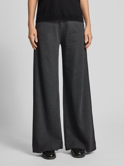 Frauenmodel trägt Wide Leg Hose mit elastischem Bund von ARMEDANGELS, dunkles Grau, glatte Textur, Ganzkörperansicht von vorne, Damen Weite Hose von ARMEDANGELS.