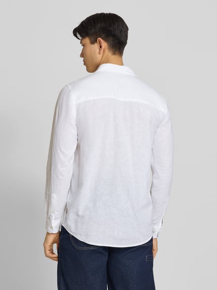 Männermodel trägt weißes Slim Fit Freizeithemd aus Baumwoll-Leinen-Mix CAIDENLS SOLID von Only & Sons, Rückenpasse, Ganzkörperansicht Rückansicht.