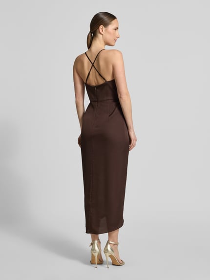 Frauenmodel trägt Cocktailkleid aus Satin in Wickel-Optik von V by Vera Mont, braune Farbe, gerader Schnitt, Midikleid, Spaghettiträger, Rückenlänge bei Größe 36: 122 cm, Brustweite bei Größe 36: 36 cm, Ganzkörperansicht Rückansicht.