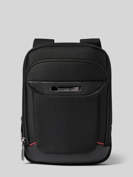 Productfoto, zwarte Heren schoudertas met logodetail, Model 'Pro-DLX' van Samsonite, hoofdvak met ritssluiting, verstelbare schouderband, Breedte maat 1: 17 cm, Lengte maat 1: 23 cm, Diepte maat 1: 8 cm, bandlengte maat 1: 108 cm, fijne structuur en metalen details