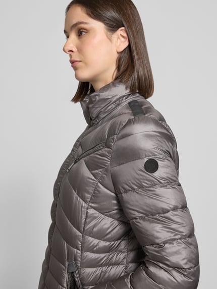 Vrouwenmodel draagt Regular Fit Steppjacke mit Kapuze van Gil Bret in grijs met glanzende structuur, detailopname, dames Steppjacke.