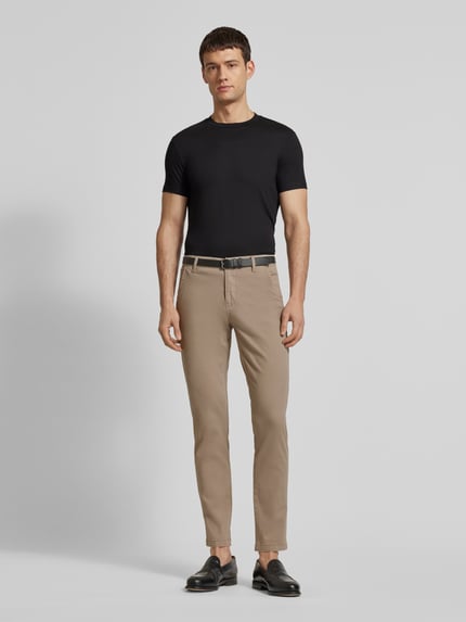 Lindbergh Chino w kroju regular fit z paskiem Piaskowy 1